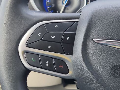 Used 2024 Chrysler Pacifica Touring-L FWD image 27