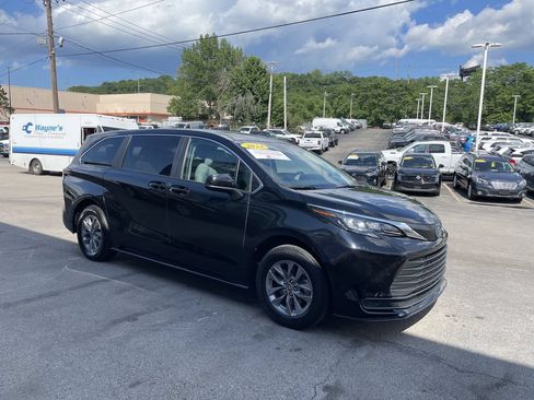 Certified 2024 Toyota Sienna LE AWD/4WD image 6