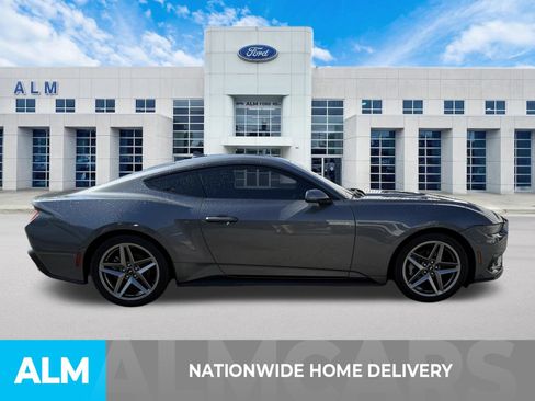 Used 2025 Ford Mustang Coupe RWD image 4