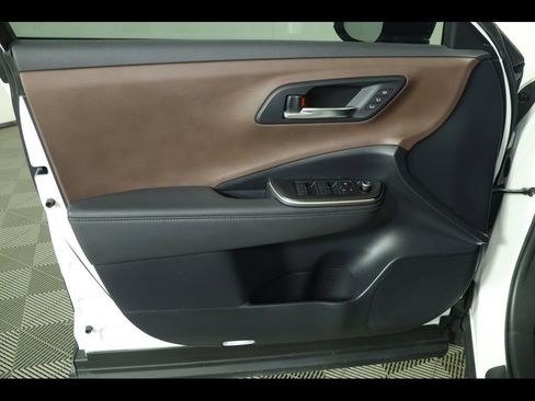 Used 2023 Toyota Crown Limited image 22