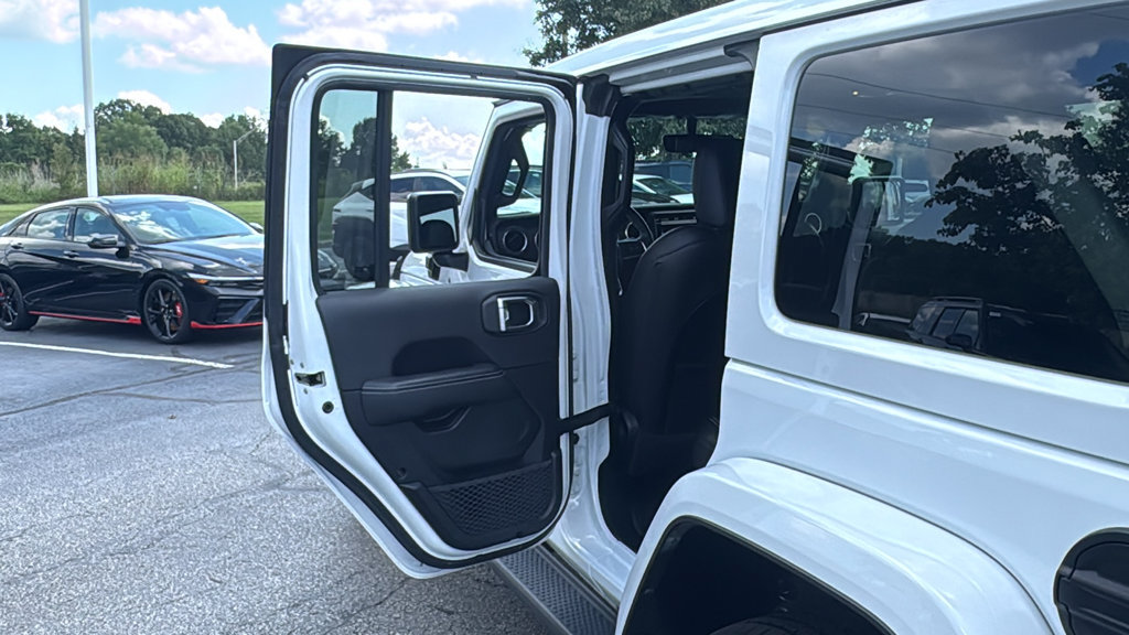 Used 2022 Jeep Wrangler Unlimited Sahara AWD/4WD image 24