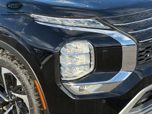 Used 2023 Mitsubishi Outlander SE image 9
