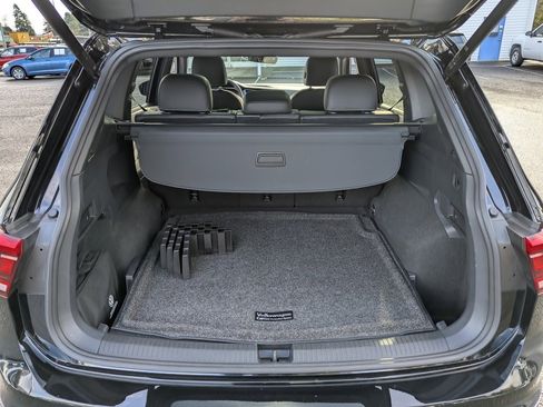 Certified 2022 Volkswagen Tiguan SEL R-Line image 32
