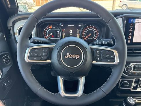 Used 2026 Jeep Wrangler Unlimited Sahara AWD/4WD image 5