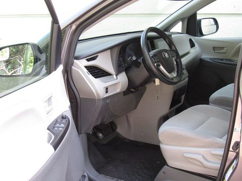 Certified 2020 Toyota Sienna L FWD image 8