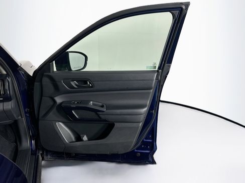 Used 2025 Nissan Pathfinder SV FWD image 33