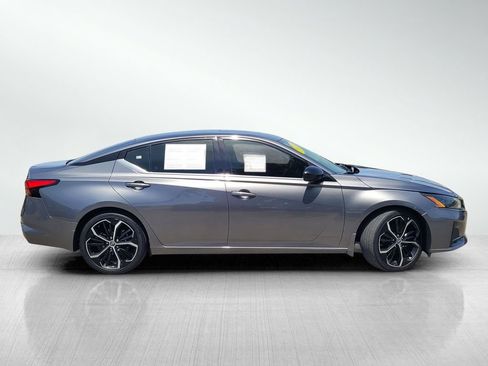 Used 2024 Nissan Altima 2.5 SR w/ SR Premium Package FWD image 3