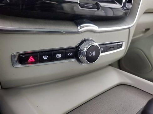 Certified 2024 Volvo XC60 B5 Plus w/ Protection Package AWD/4WD image 33
