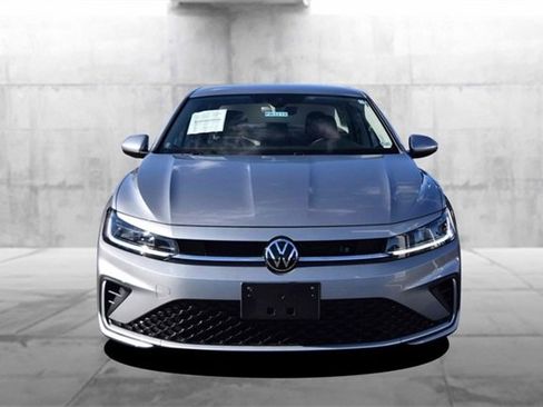 Certified 2025 Volkswagen Jetta SE image 4