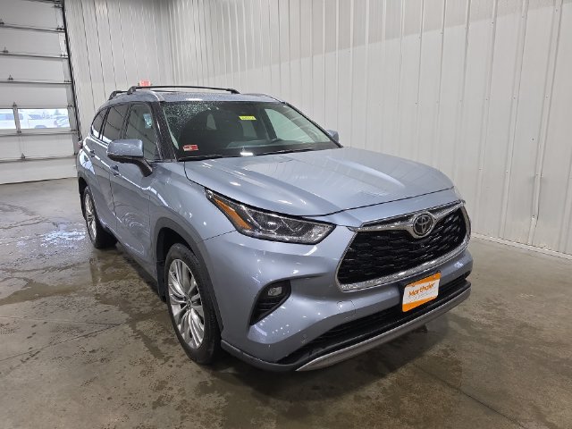 Used 2023 Toyota Highlander Platinum AWD/4WD image 2