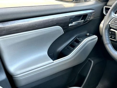 Used 2021 Toyota Highlander Limited image 29