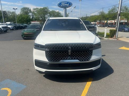 Used 2025 Lincoln Navigator Reserve AWD/4WD image 2