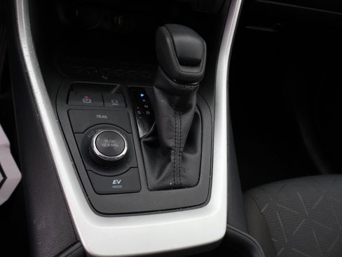 Used 2025 Toyota RAV4 XLE AWD/4WD image 31