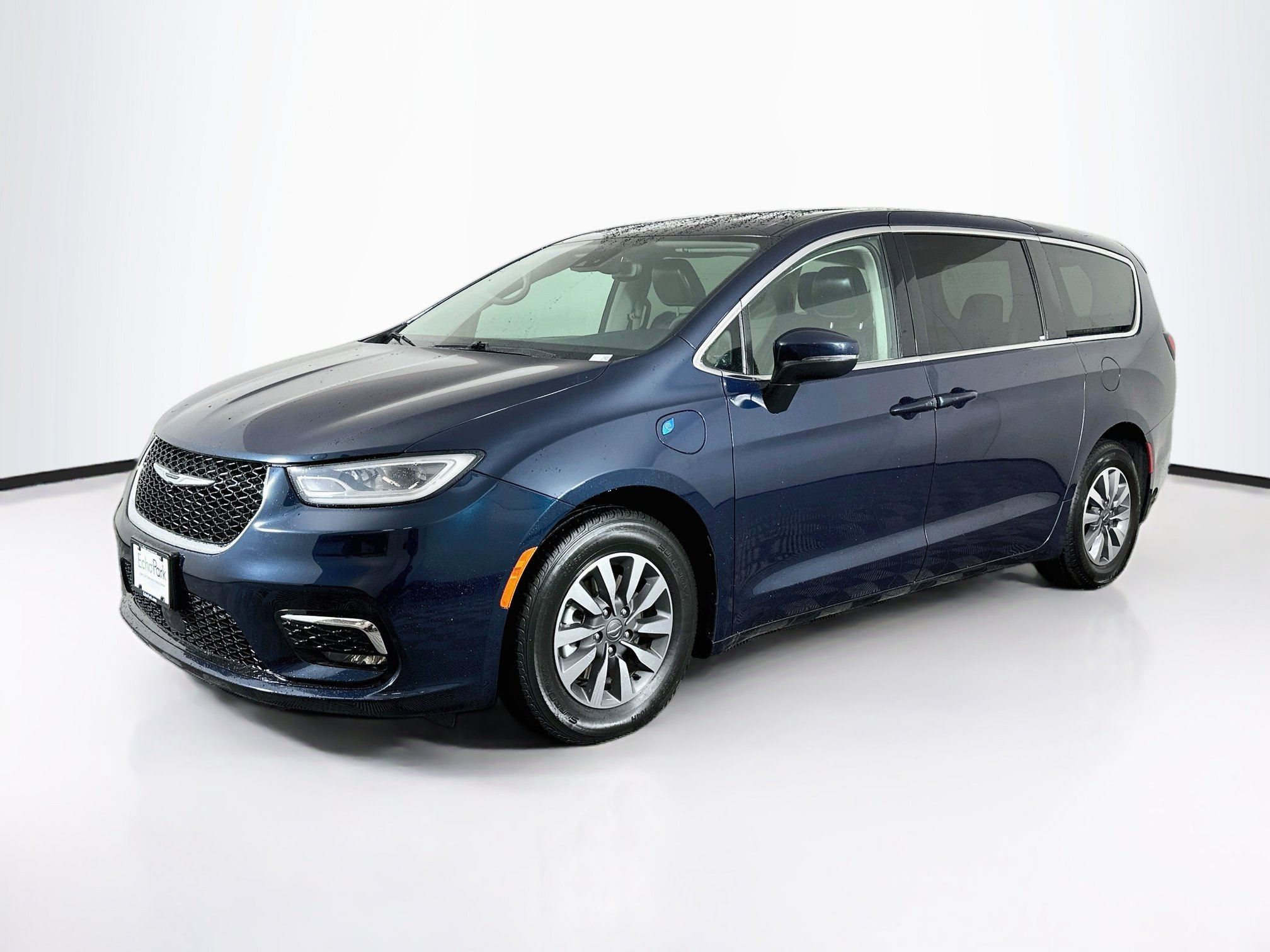 Used 2023 Chrysler Pacifica Touring-L FWD image 3