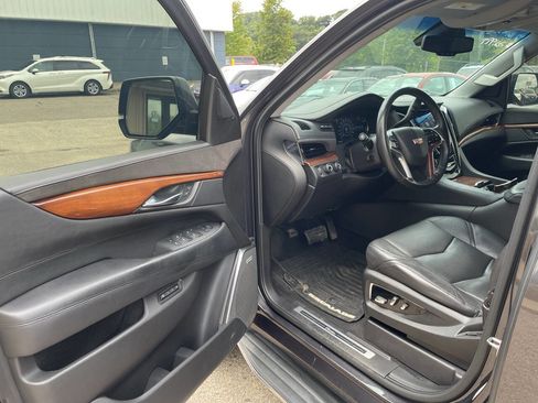 Used 2016 Cadillac Escalade Luxury image 8