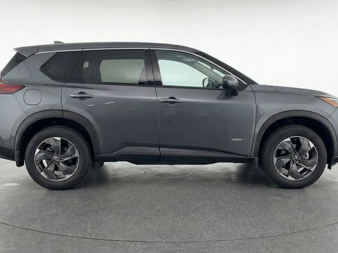 Used 2025 Nissan Rogue SV image 11