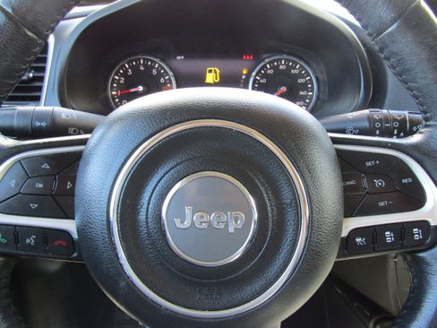 Used 2019 Jeep Renegade Latitude w/ UConnect 8.4 Nav Group image 17