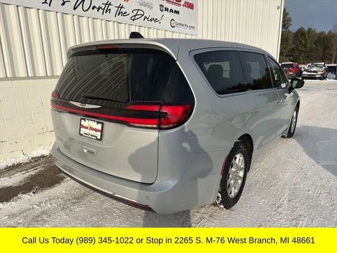 Used 2024 Chrysler Pacifica Touring-L image 11