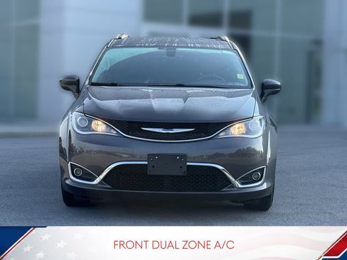 Used 2019 Chrysler Pacifica Touring-L FWD image 3