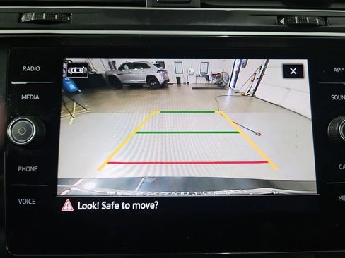 Certified 2024 Volkswagen Tiguan SE w/ Panoramic Sunroof Package image 23