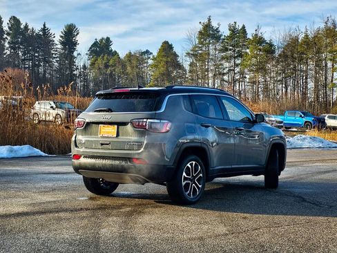 Certified 2022 Jeep Compass Limited image 3