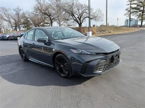 Used 2025 Toyota Camry SE image 9