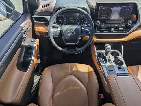 Used 2022 Toyota Highlander Platinum image 19