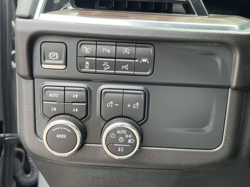 Used 2025 Chevrolet Suburban Z71 AWD/4WD image 32
