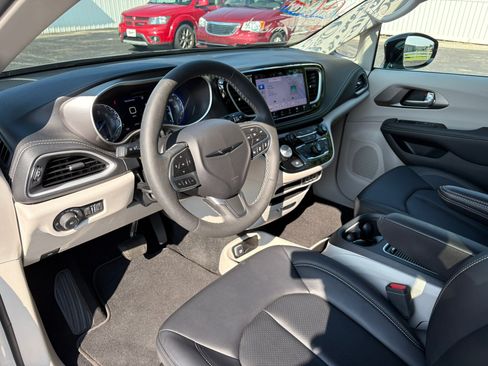 Used 2024 Chrysler Pacifica Touring-L FWD image 16
