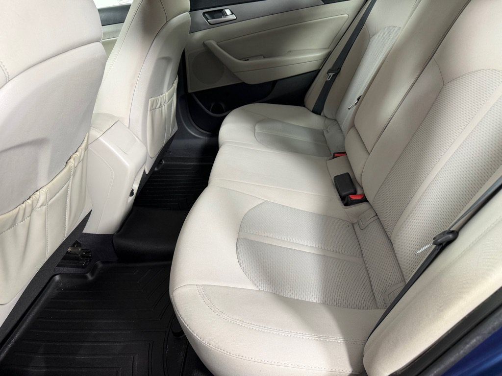 Used 2015 Hyundai Sonata SE w/ Option Group 09 FWD image 18