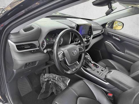 Used 2023 Toyota Highlander XLE image 12