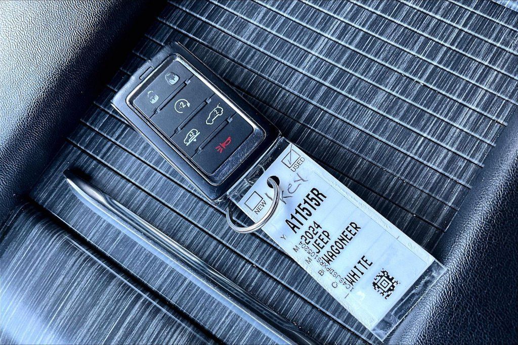 Certified 2024 Jeep Wagoneer L Series III w/ Flexible Seating Group AWD/4WD image 23