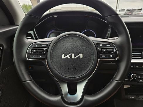 Used 2022 Kia Niro EX Premium image 10