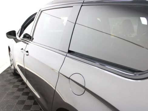 Used 2019 Chrysler Pacifica Touring-L w/ S Appearance Package FWD image 7
