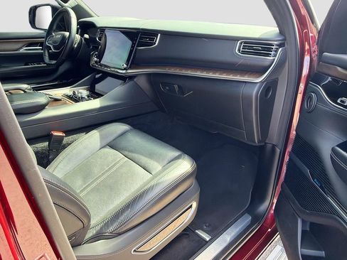 Used 2023 Jeep Grand Wagoneer Base image 16