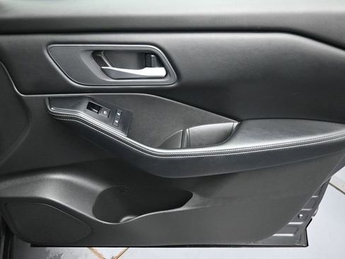 Used 2025 Nissan Rogue SV image 28