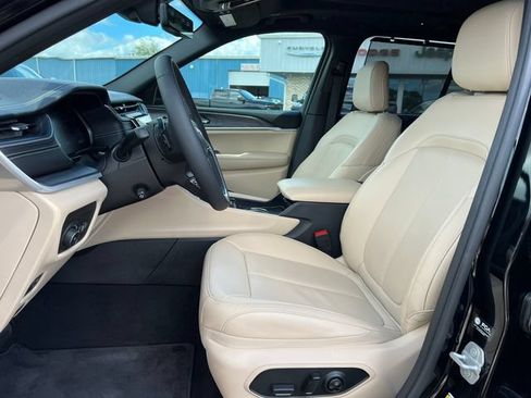Used 2025 Jeep Grand Cherokee Limited w/ Luxury Tech Group II AWD/4WD image 3