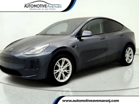 Used 2021 Tesla Model Y Long Range AWD/4WD image 1