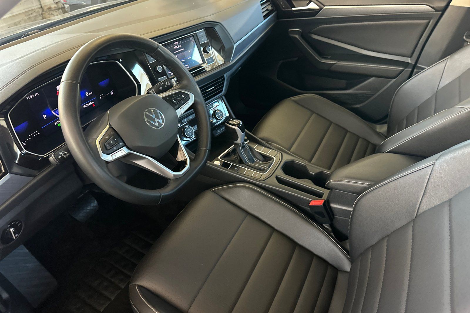 Used 2024 Volkswagen Jetta SE w/ Panoramic Sunroof Package FWD image 10