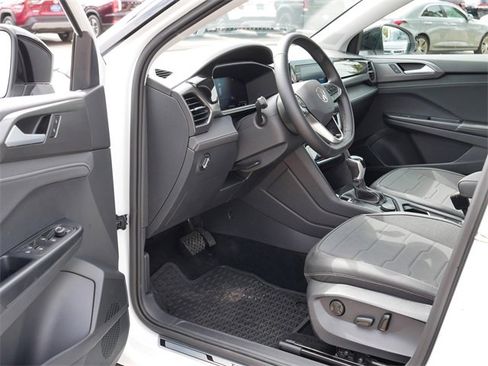 Certified 2025 Volkswagen Taos SE image 12