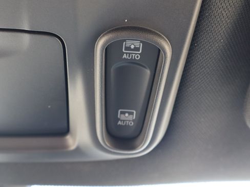 Used 2024 Chrysler Pacifica Premium FWD image 28