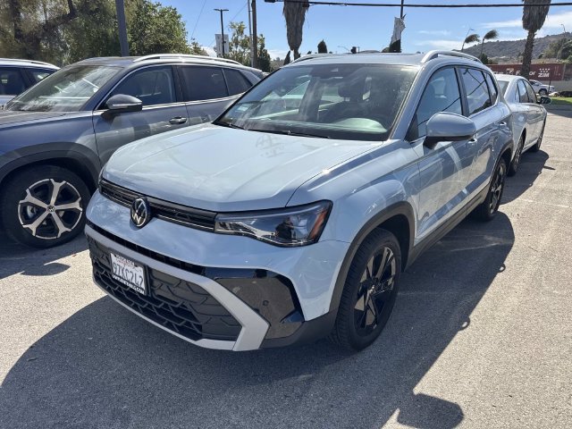 Certified 2026 Volkswagen Taos SE w/ Panoramic Sunroof Package FWD image 3