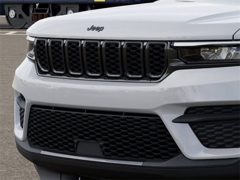 New 2025 Jeep Grand Cherokee Altitude image 7