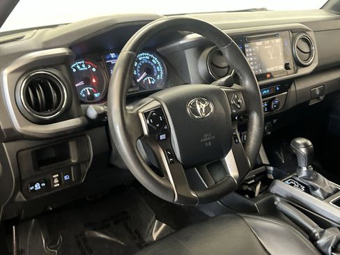 Used 2019 Toyota Tacoma TRD Sport w/ TRD Premium Sport Package AWD/4WD image 15