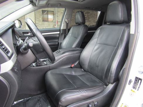 Used 2017 Toyota Highlander XLE image 9