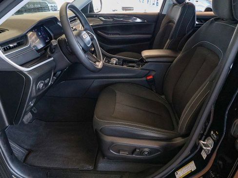 Used 2023 Jeep Grand Cherokee Laredo image 9