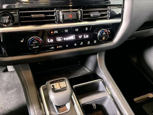 Used 2025 Nissan Pathfinder SL FWD image 26