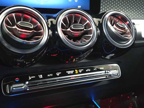 Certified 2025 Mercedes-Benz GLB 250 4MATIC image 31