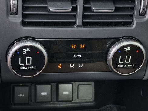 Used 2024 Land Rover Discovery Metropolitan Edition AWD/4WD image 23