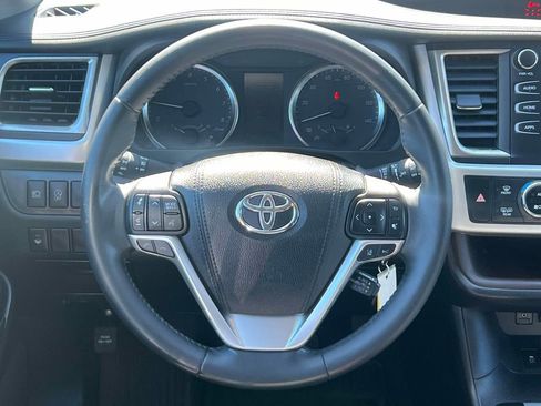 Used 2018 Toyota Highlander Plus AWD/4WD image 16